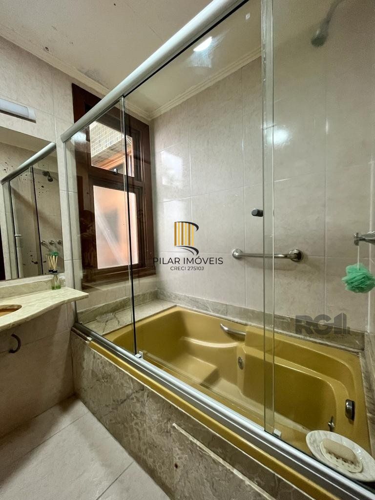 Cobertura para Comprar  com três dormitórios e uma suíte, duas vagas no bairro Petrópolis.