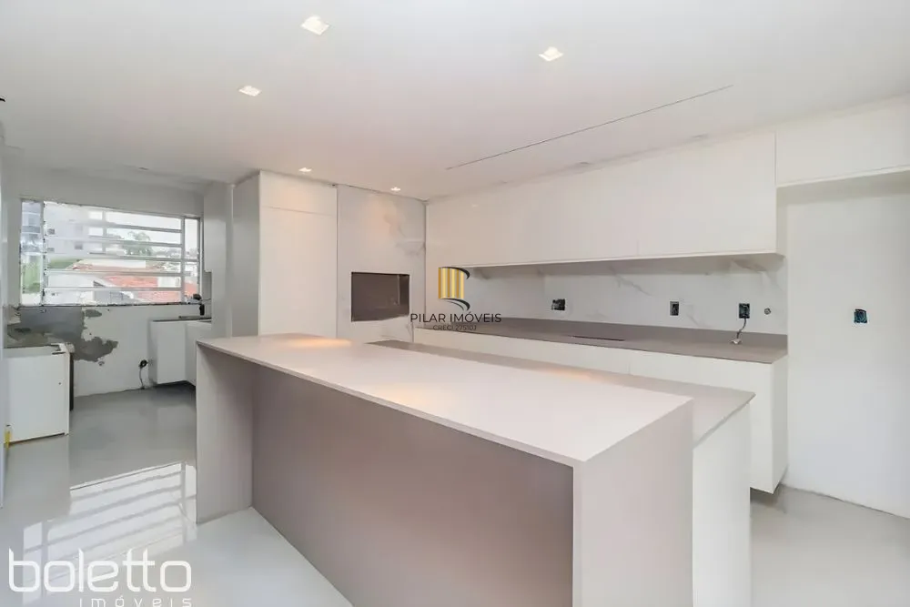 Casa Reformada com Piscina, 370m², 2 Suítes com Closet no Três Figueiras – POA