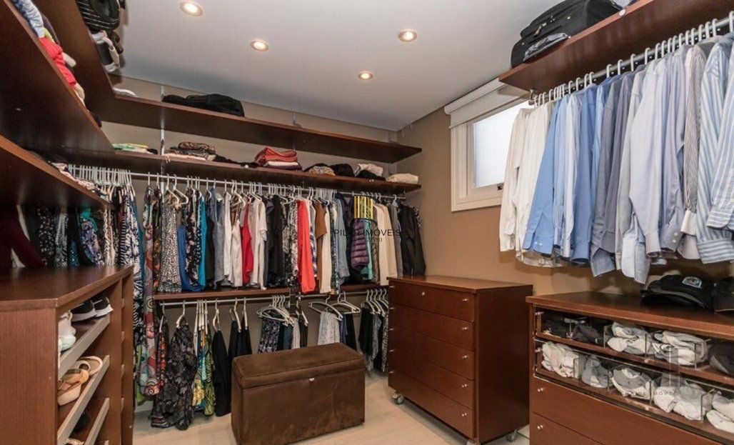 Casa em condomínio à venda no Bairro Três Figueiras.