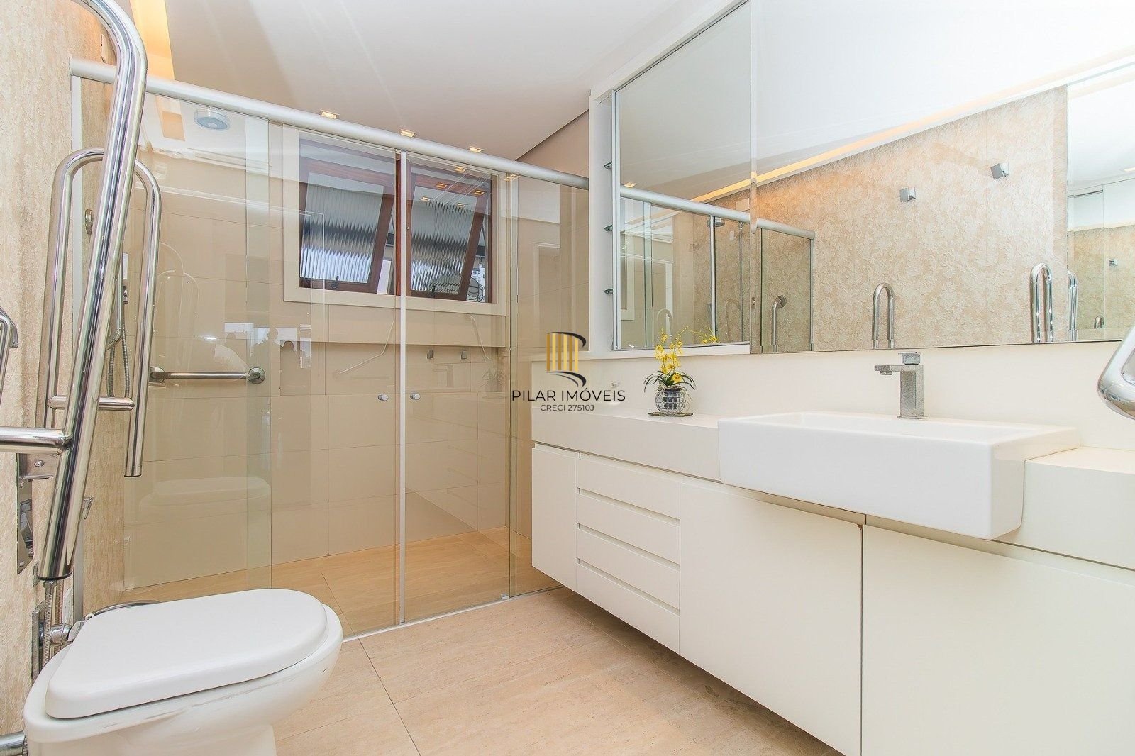 Amplo apartamento de alto padrão com 3 dormitórios