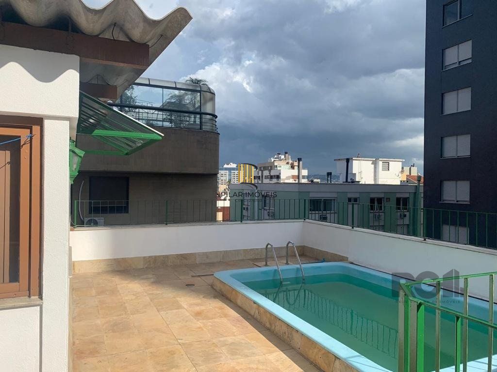 Cobertura para Comprar  com três dormitórios e uma suíte, duas vagas no bairro Petrópolis.