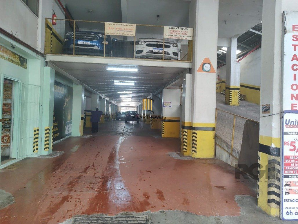 Vende pavilão, garagem de estacionamento para 100 carros, 2.400m² com salas para escritórios e depósito no centro de Porto Alegre