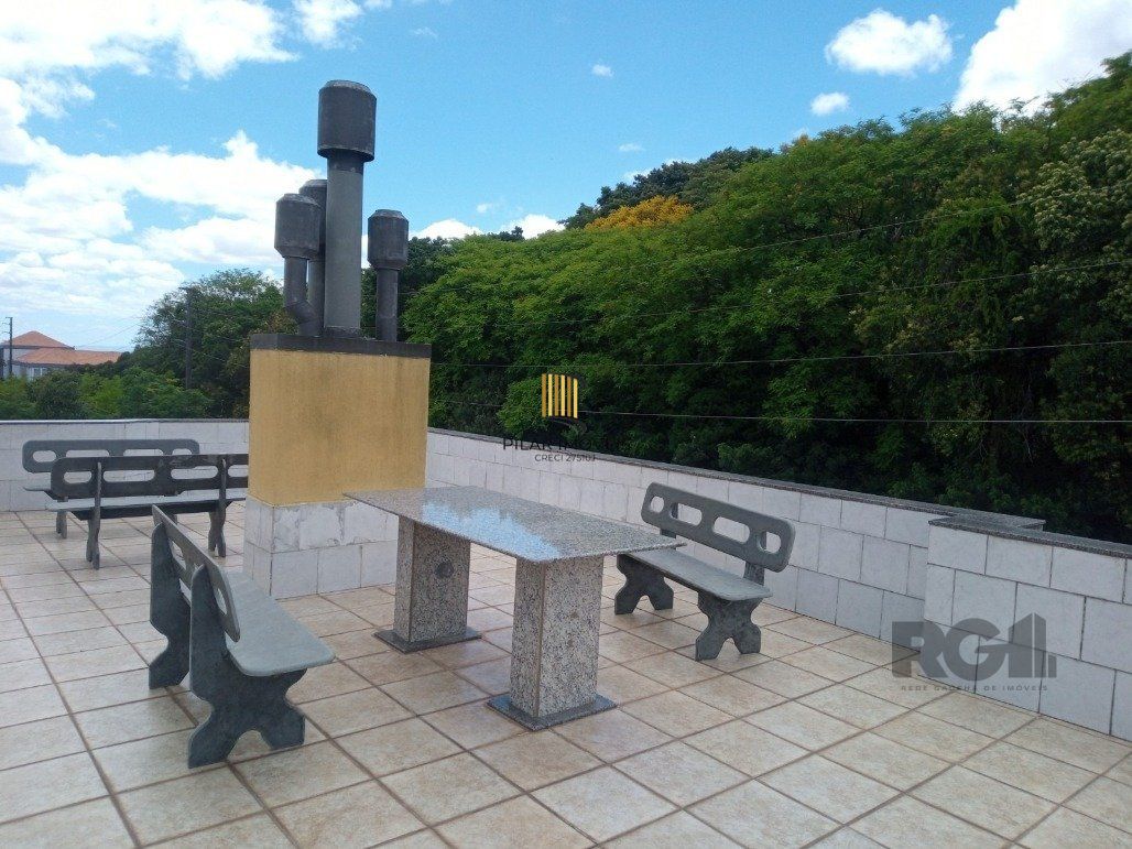 Vende prédio com 3 apartamentos, 9 dormitórios, 3 suíte, 3 salas amplas com churrasqueira, box 6 vaga coberta, 479 m² por R$ 1.200,000,00- São João - Porto Alegre/RS