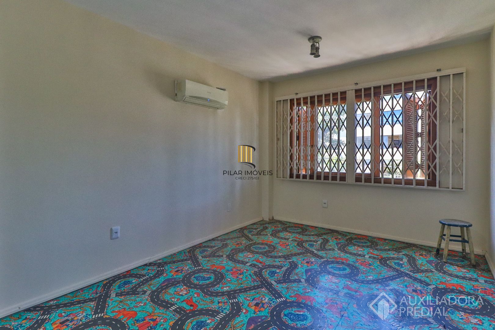 Excelente casa com 5 dormitórios no bairro Cristal