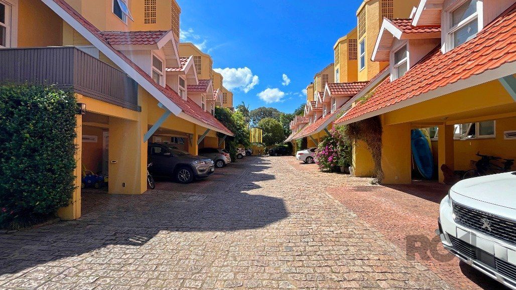 Casa em Condomínio para comprar  no bairro Tristeza com 3 dormitórios