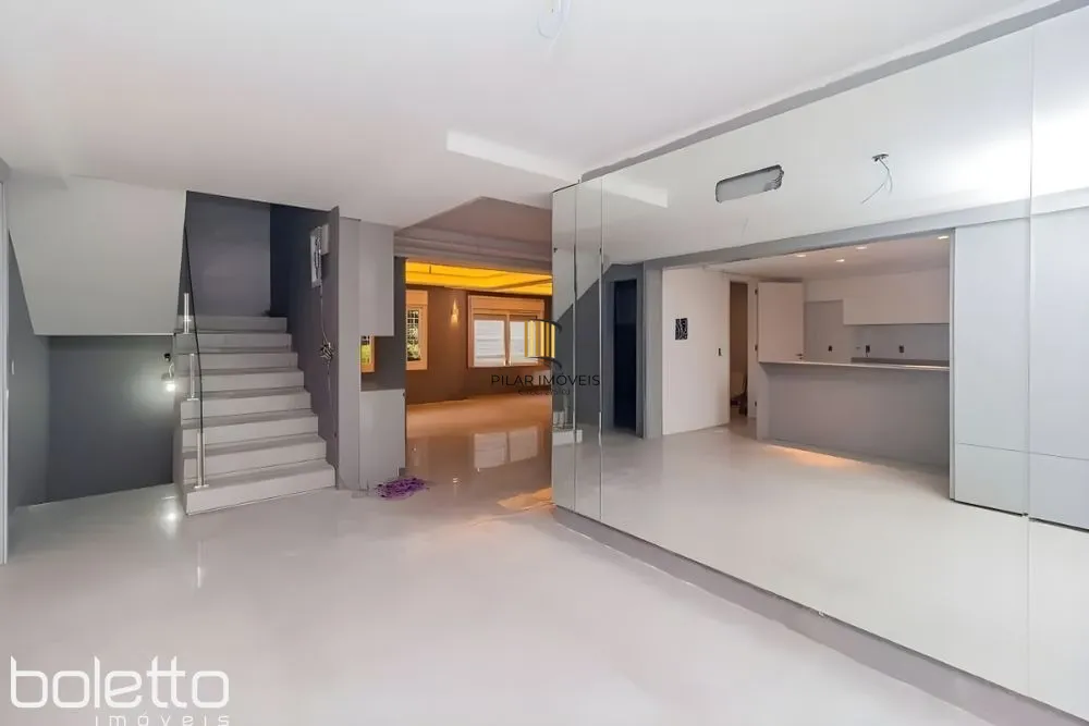 Casa Reformada com Piscina, 370m², 2 Suítes com Closet no Três Figueiras – POA