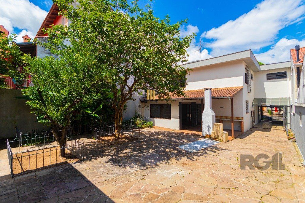 Casa/sobrado para Comprar com 4 dormitórios no bairro  Chácara das Pedras.