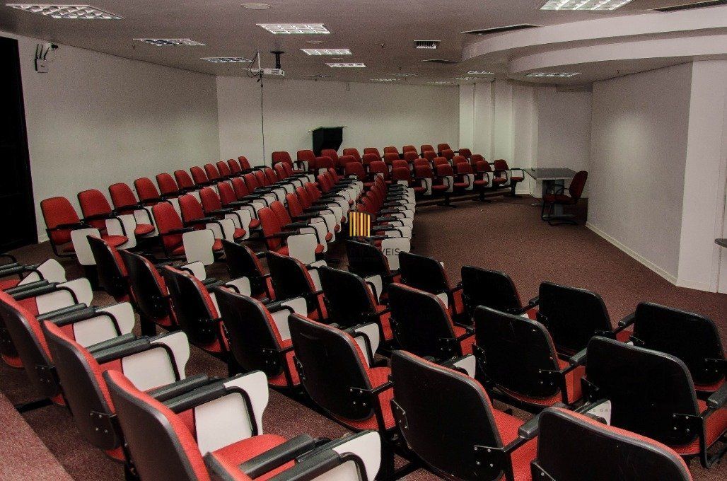 Conjunto comercial desocupado no Edel Trade Center