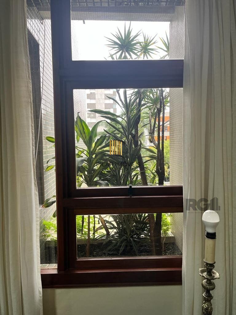 Cobertura para Comprar  com três dormitórios e uma suíte, duas vagas no bairro Petrópolis.