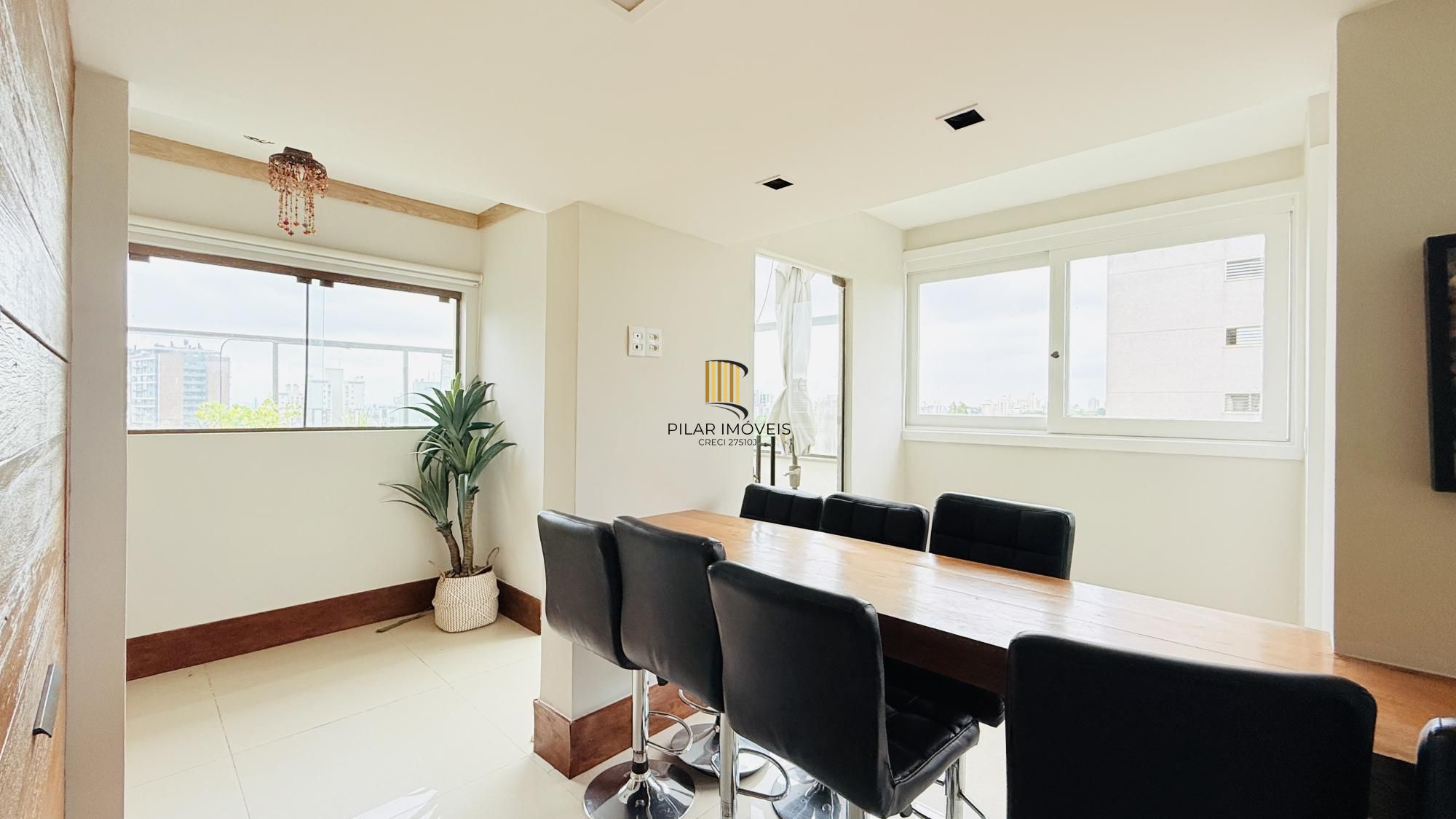 Cobertura Duplex de 318m com Piscina Privativa, Energia Solar e Vista Panorâmica