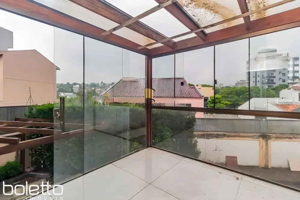 Casa Reformada com Piscina, 370m², 2 Suítes com Closet no Três Figueiras – POA