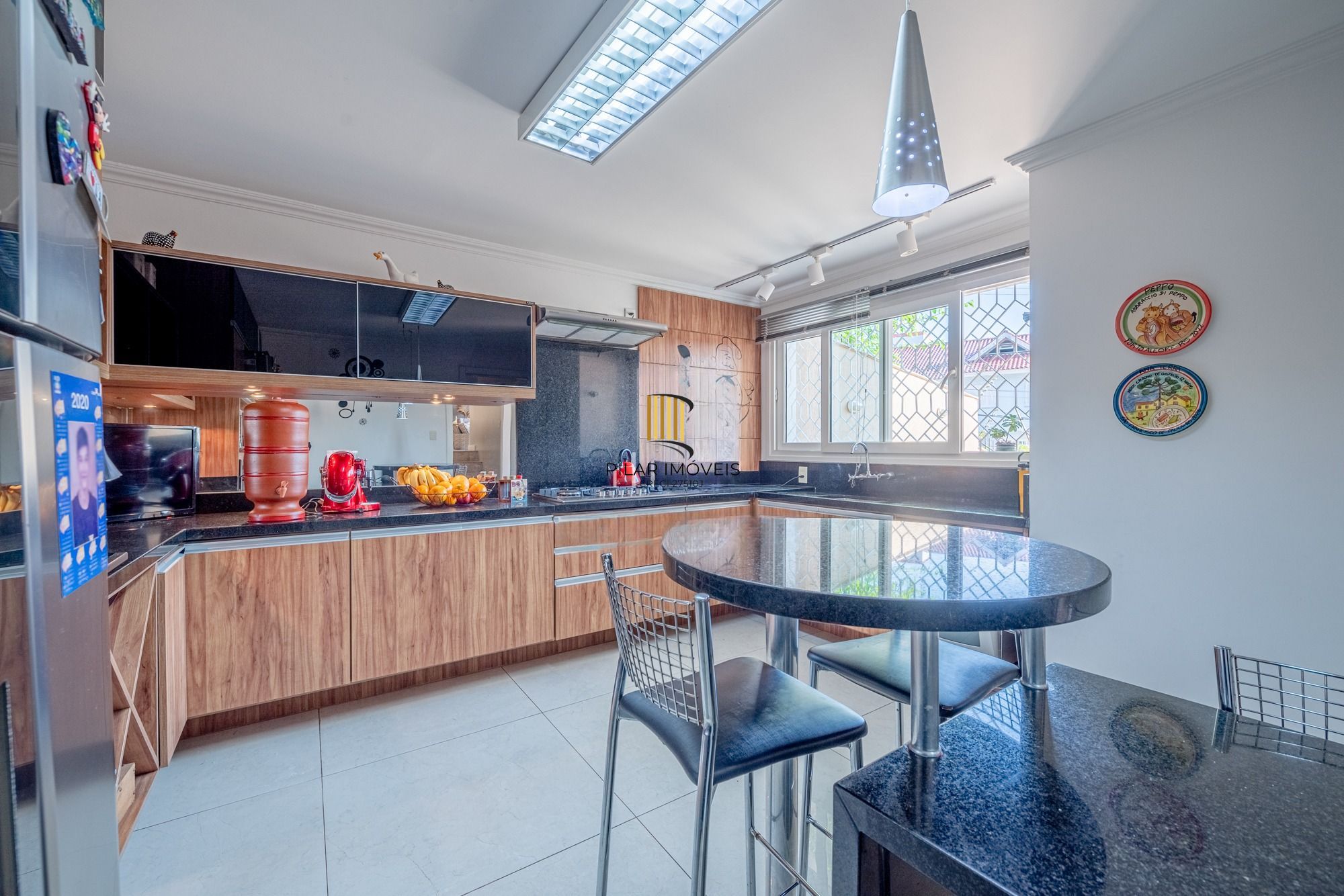 Casa com 357m² e 4 dormitórios, 3 suítes, 3 vagas