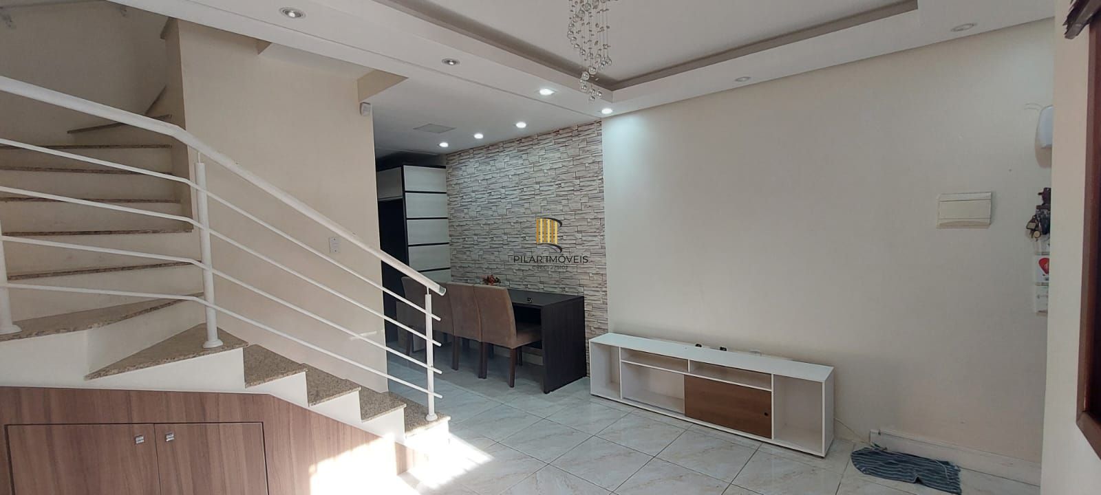 Boletto Imóveis vende casa em Canoas , 2 dormitórios, 1 banheiro, 1 lavabo, garagem para 2 carros,  com móveis fixos em MDF, em fino acabamento.