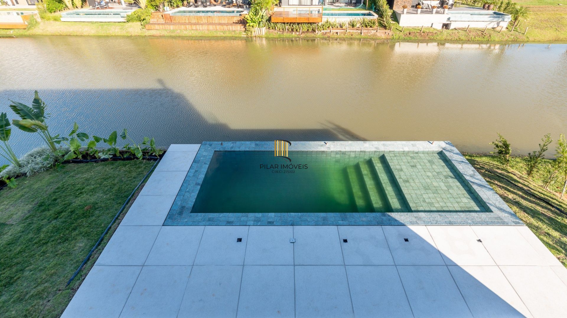 Linda casa para comprar com 4 suites em condomínio TOP