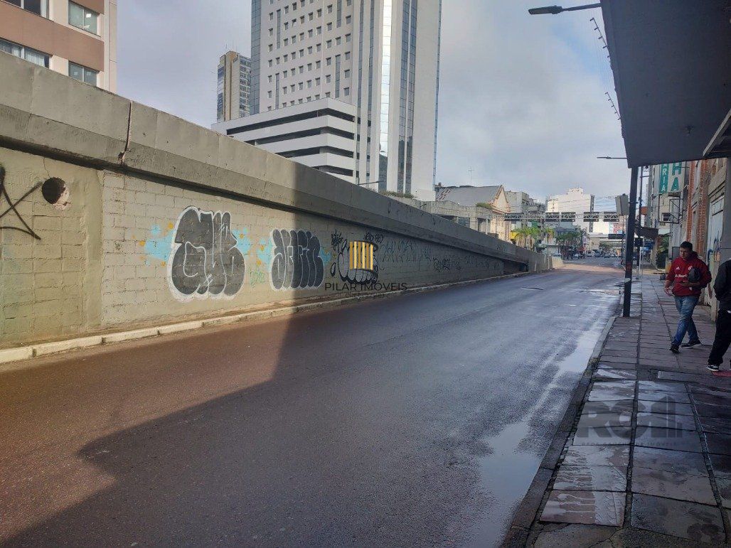 Vende pavilão, garagem de estacionamento para 100 carros, 2.400m² com salas para escritórios e depósito no centro de Porto Alegre