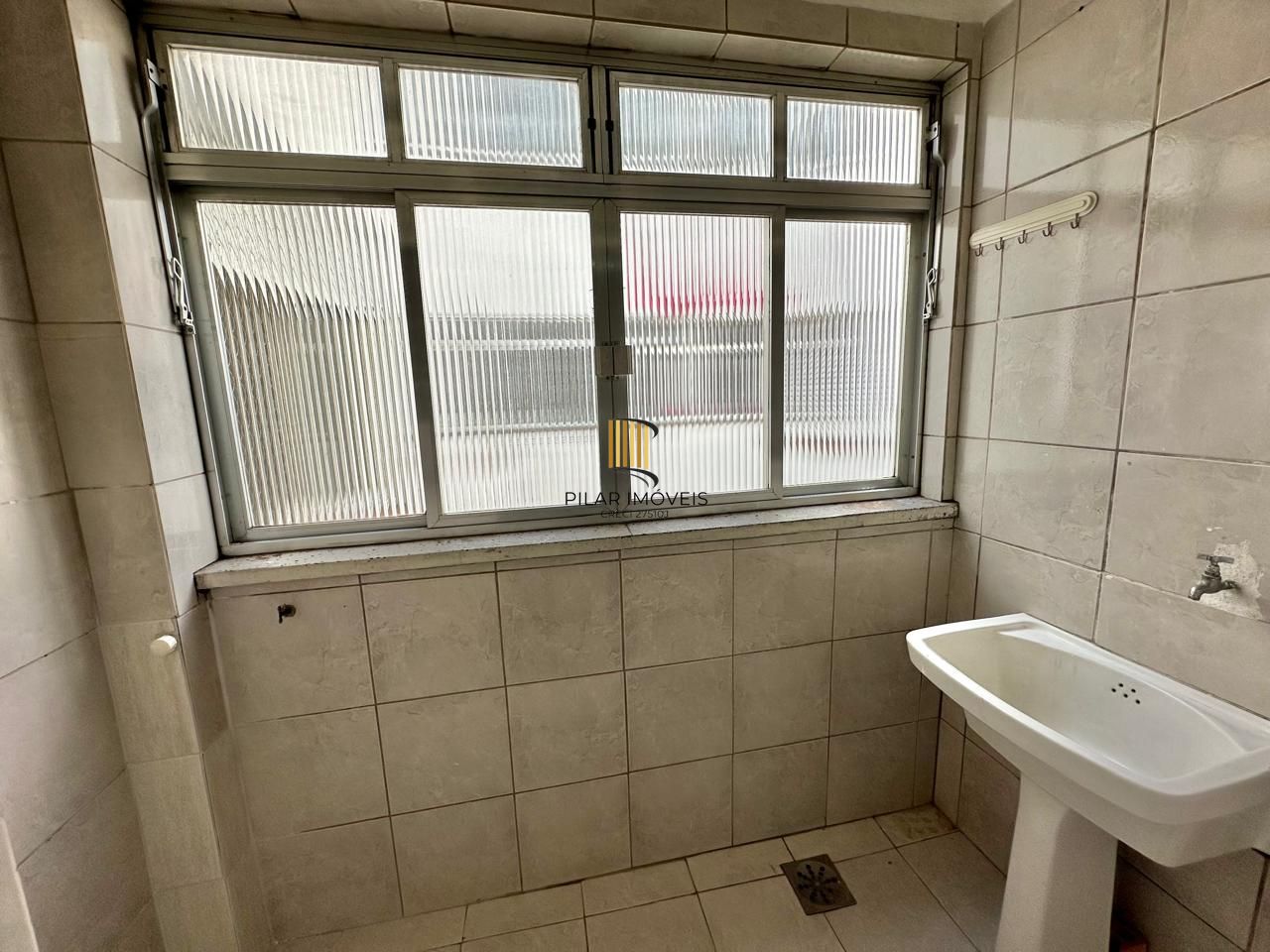 Excelente apartamento à venda no bairro Passo d' Areia com 2 dormitórios.