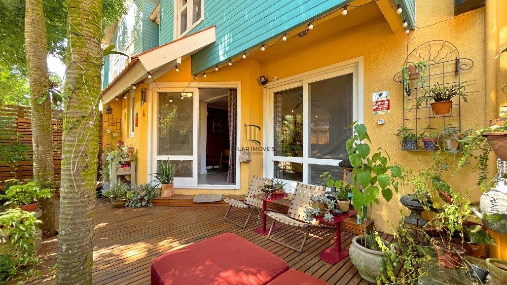 Casa em Condomínio para comprar  no bairro Tristeza com 3 dormitórios