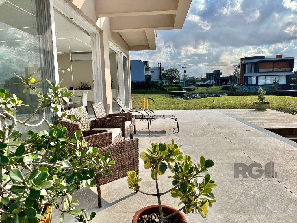 Casa para Comprar com 3 Suítes em Lote Molhado no Península Ponta da Figueira