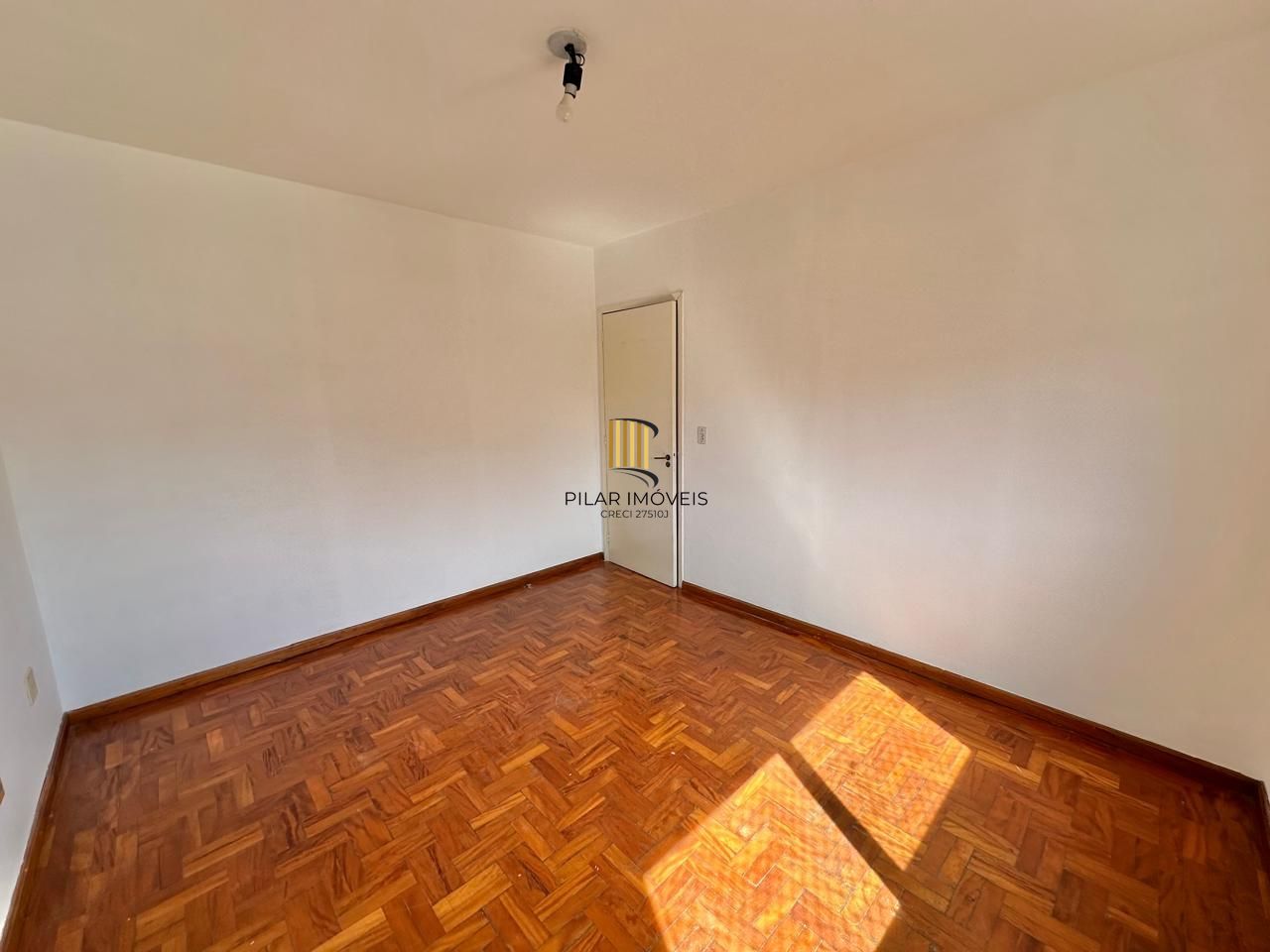 Excelente apartamento à venda no bairro Passo d' Areia com 2 dormitórios.