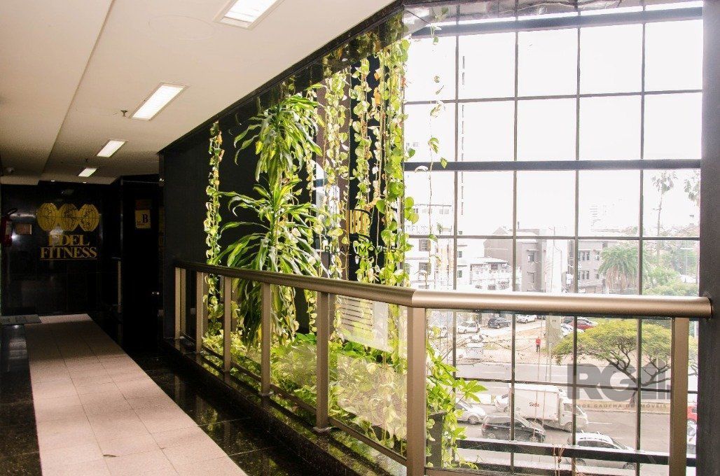Conjunto comercial desocupado no Edel Trade Center