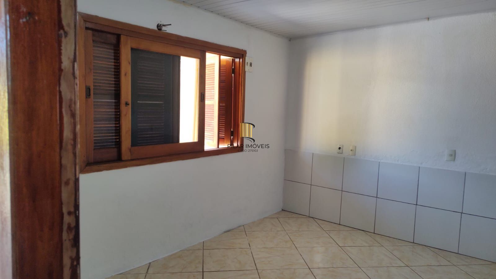 Vende casa com 84m² ,  2 dormitórios, terreno com 300m²