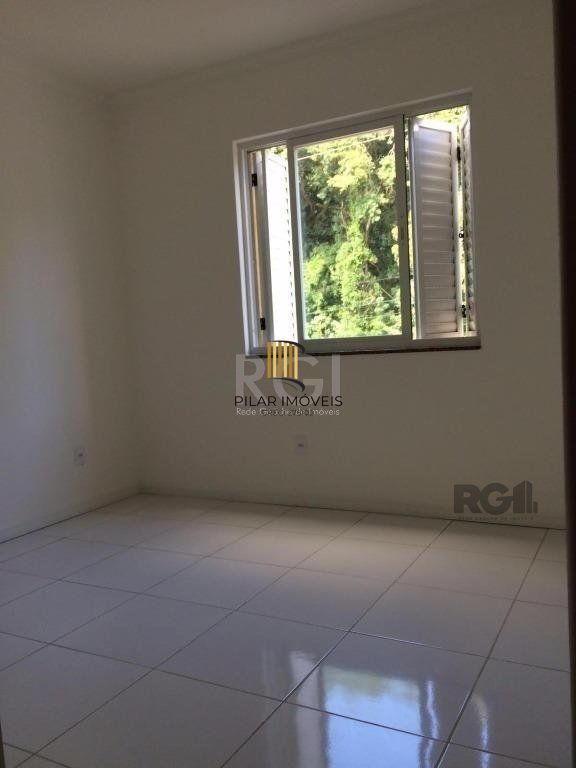Vende prédio com 3 apartamentos, 9 dormitórios, 3 suíte, 3 salas amplas com churrasqueira, box 6 vaga coberta, 479 m² por R$ 1.200,000,00- São João - Porto Alegre/RS
