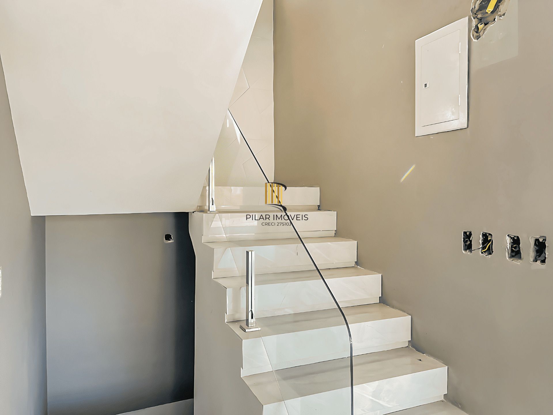 Casa Reformada com Piscina, 370m², 2 Suítes com Closet no Três Figueiras – POA