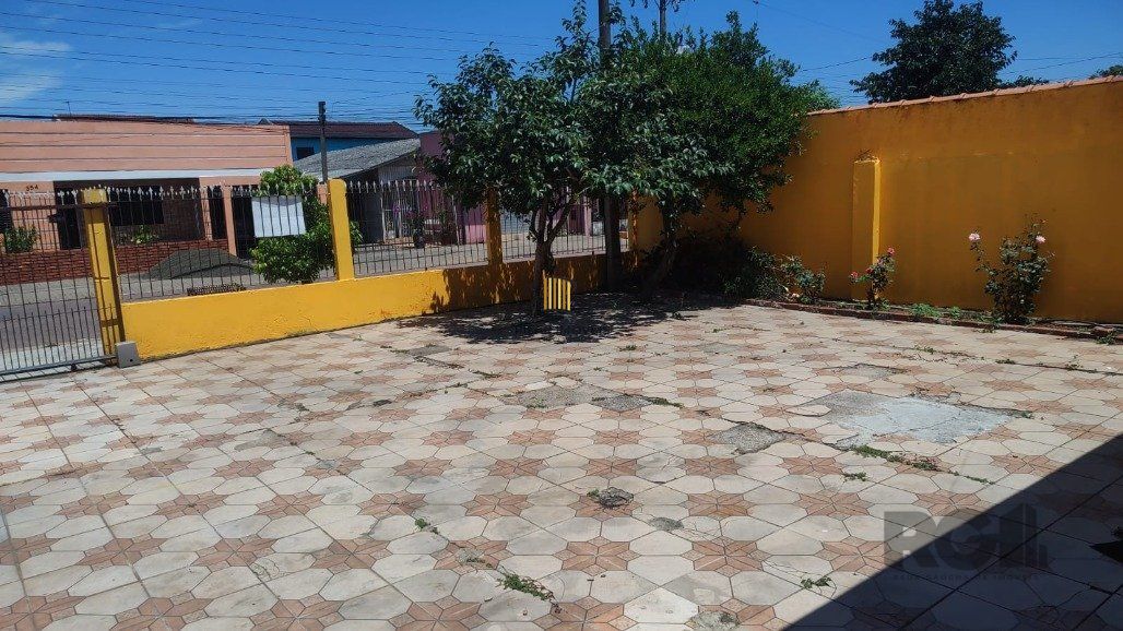 Vende casa com 84m² ,  2 dormitórios, terreno com 300m²