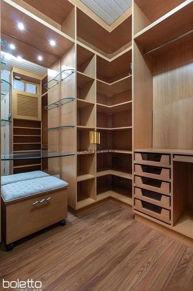 Casa Reformada com Piscina, 370m², 2 Suítes com Closet no Três Figueiras – POA