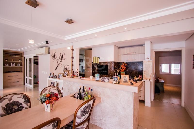 Casa Para Comprar  em condomínio com 5 quartos e 4 vagas no Jardim Botânico