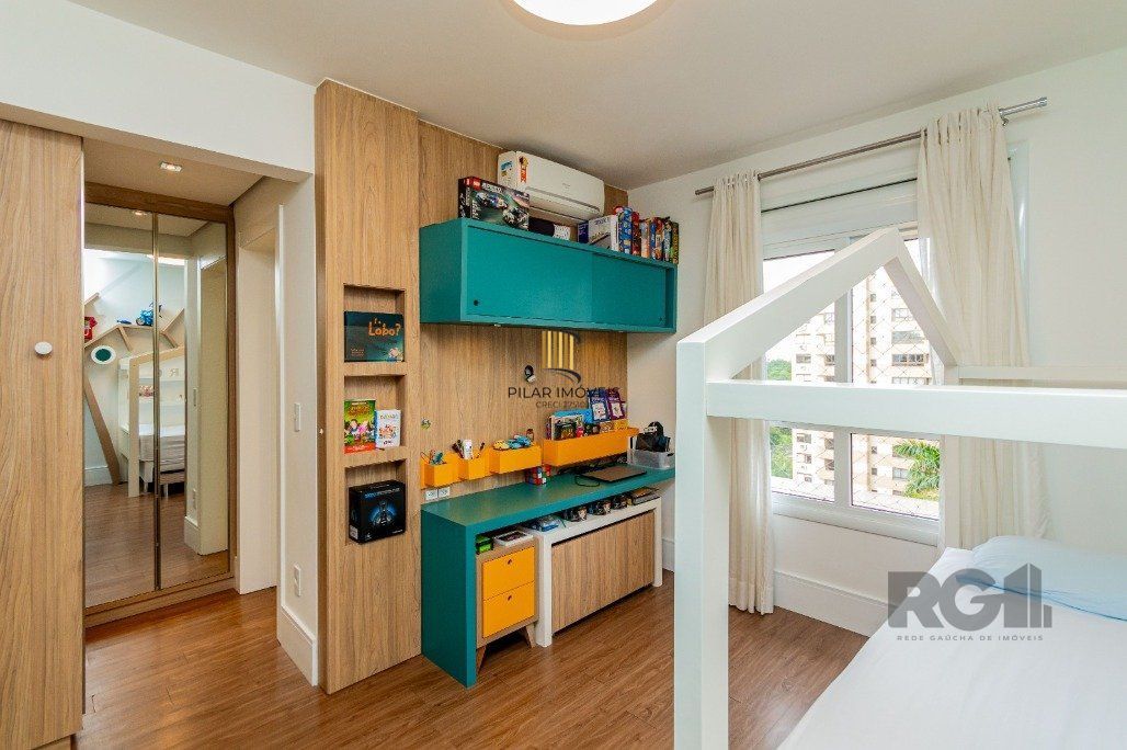 Apartamento com 209 m² privativos sendo 3 suítes, 4 elevadores, 3 vagas de garagens, à venda no bairro Higienópolis