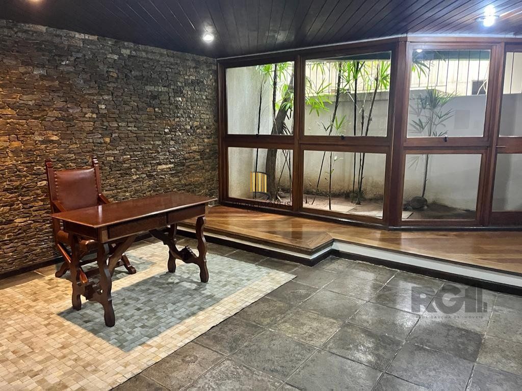 Cobertura para Comprar  com três dormitórios e uma suíte, duas vagas no bairro Petrópolis.