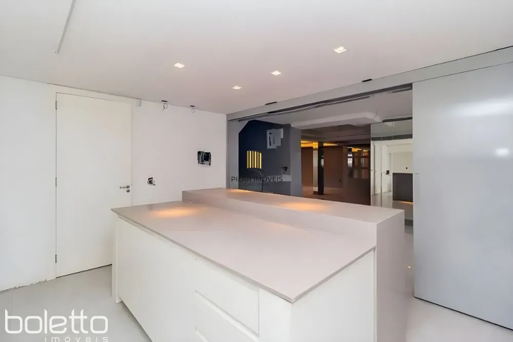 Casa Reformada com Piscina, 370m², 2 Suítes com Closet no Três Figueiras – POA