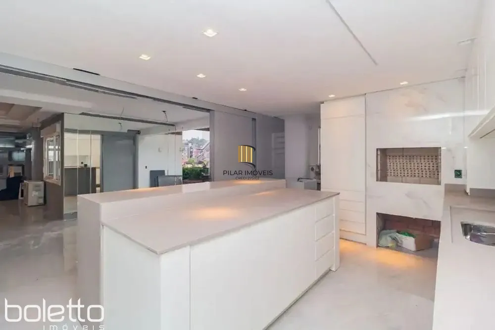 Casa Reformada com Piscina, 370m², 2 Suítes com Closet no Três Figueiras – POA