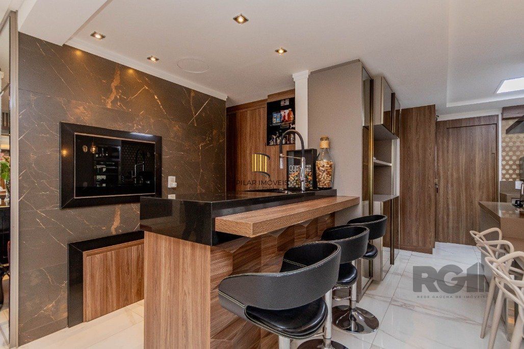 Apartamento com 209 m² privativos sendo 3 suítes, 4 elevadores, 3 vagas de garagens, à venda no bairro Higienópolis