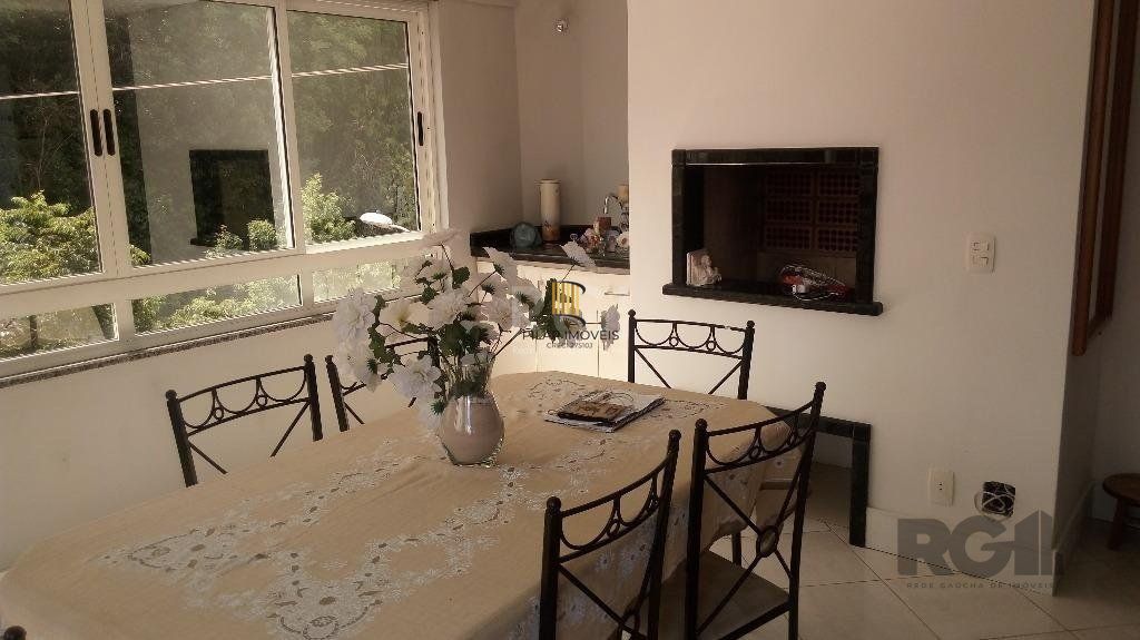 Vende prédio com 3 apartamentos, 9 dormitórios, 3 suíte, 3 salas amplas com churrasqueira, box 6 vaga coberta, 479 m² por R$ 1.200,000,00- São João - Porto Alegre/RS
