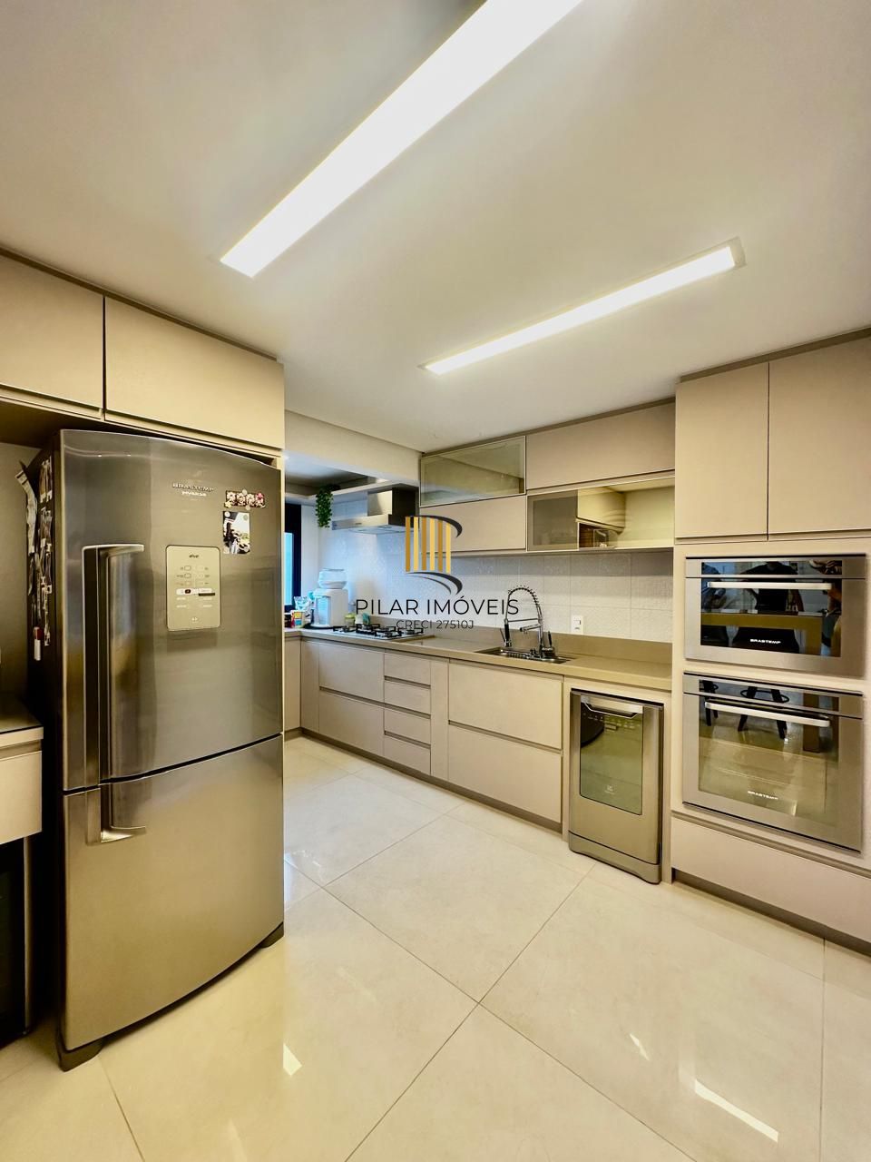 Apartamento com 102m² mobiliado - bairro Passo da Areia - POA/RS