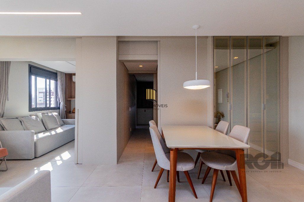 Apartamento á venda, 2 dormitórios, 2 vagas, no bairro Rio Branco, próximo à Redenção.