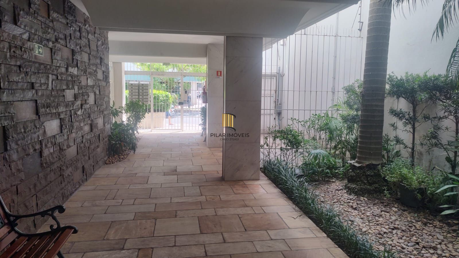 AP, 3 dormitórios, 1 suíte, 3 banheiros, box coberto, frente colégio Militar