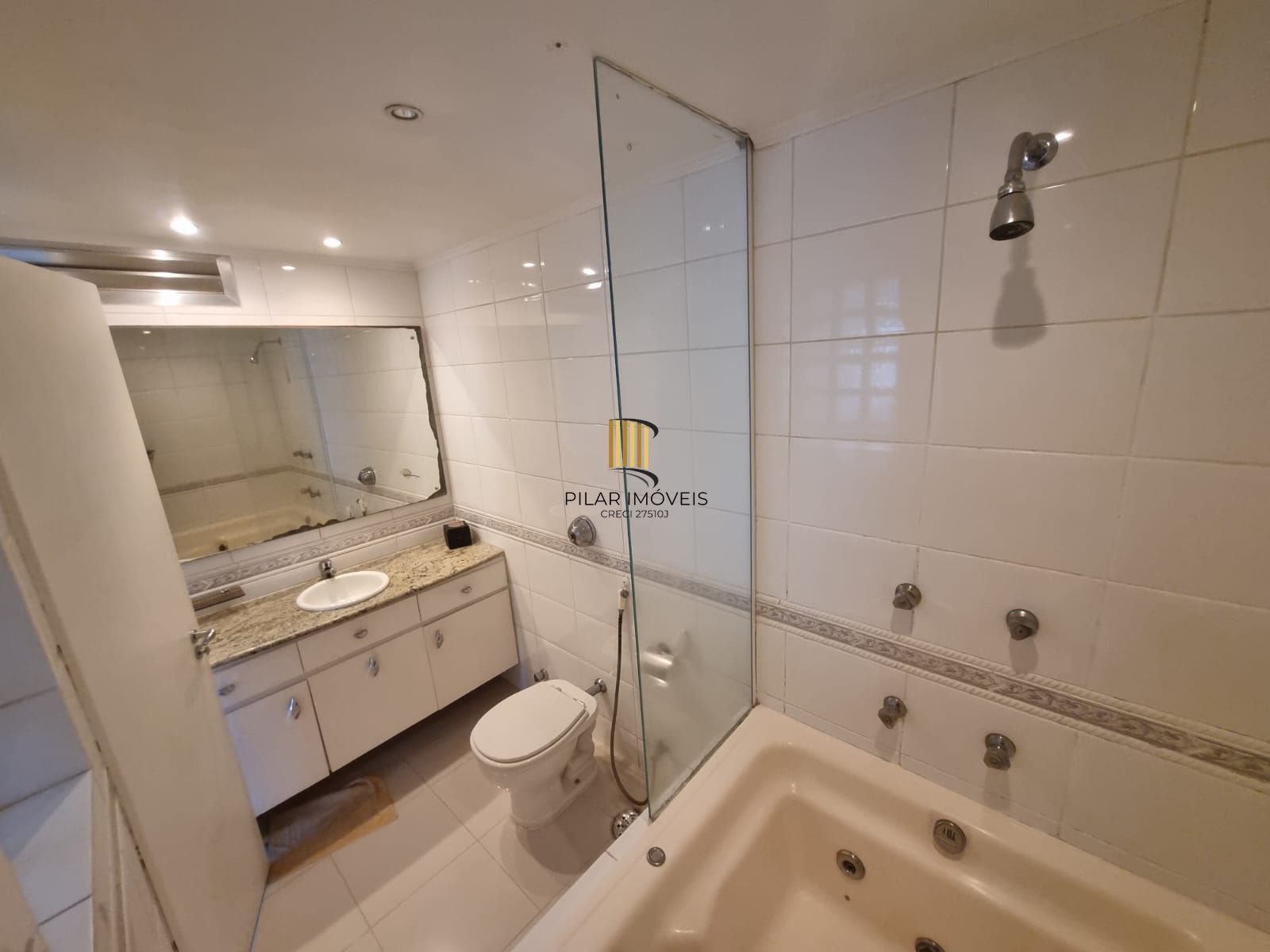 Apto de 3 dormitórios no Mont Serrat com linda vista da cidade e 1 vaga de garagem