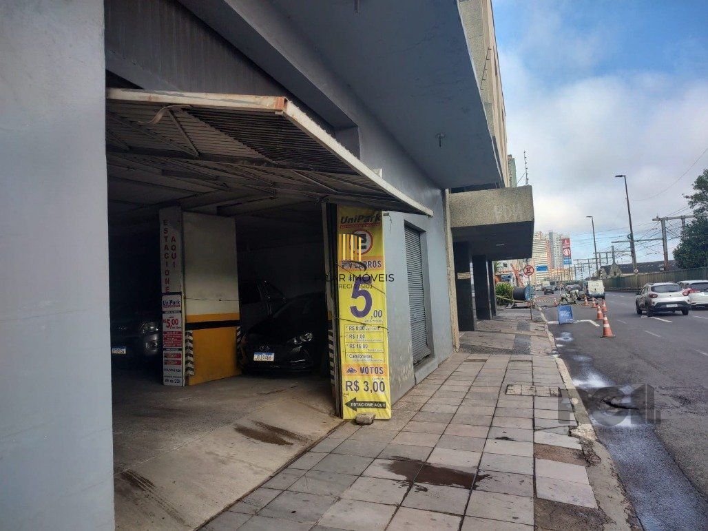 Vende pavilão, garagem de estacionamento para 100 carros, 2.400m² com salas para escritórios e depósito no centro de Porto Alegre