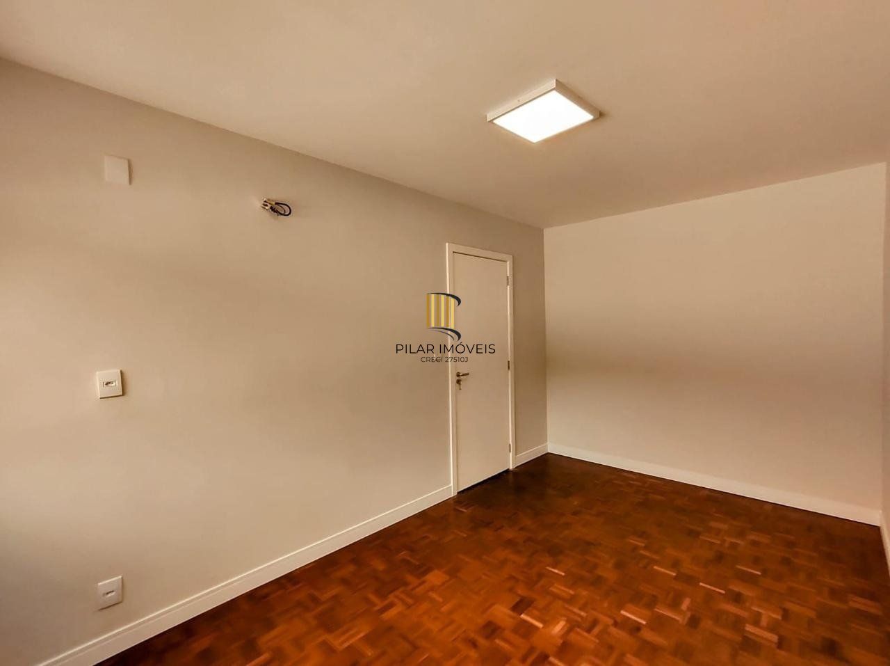 Apartamento semimobiliado à venda no bairro Petrópolis