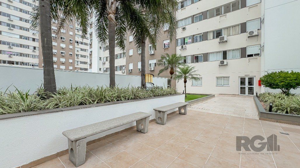 Apartamento a venda no bairro Passo da Areia com dois dormitórios.