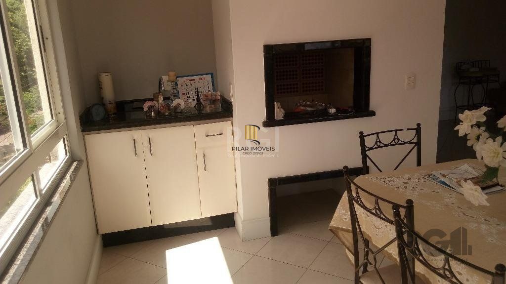 Vende prédio com 3 apartamentos, 9 dormitórios, 3 suíte, 3 salas amplas com churrasqueira, box 6 vaga coberta, 479 m² por R$ 1.200,000,00- São João - Porto Alegre/RS