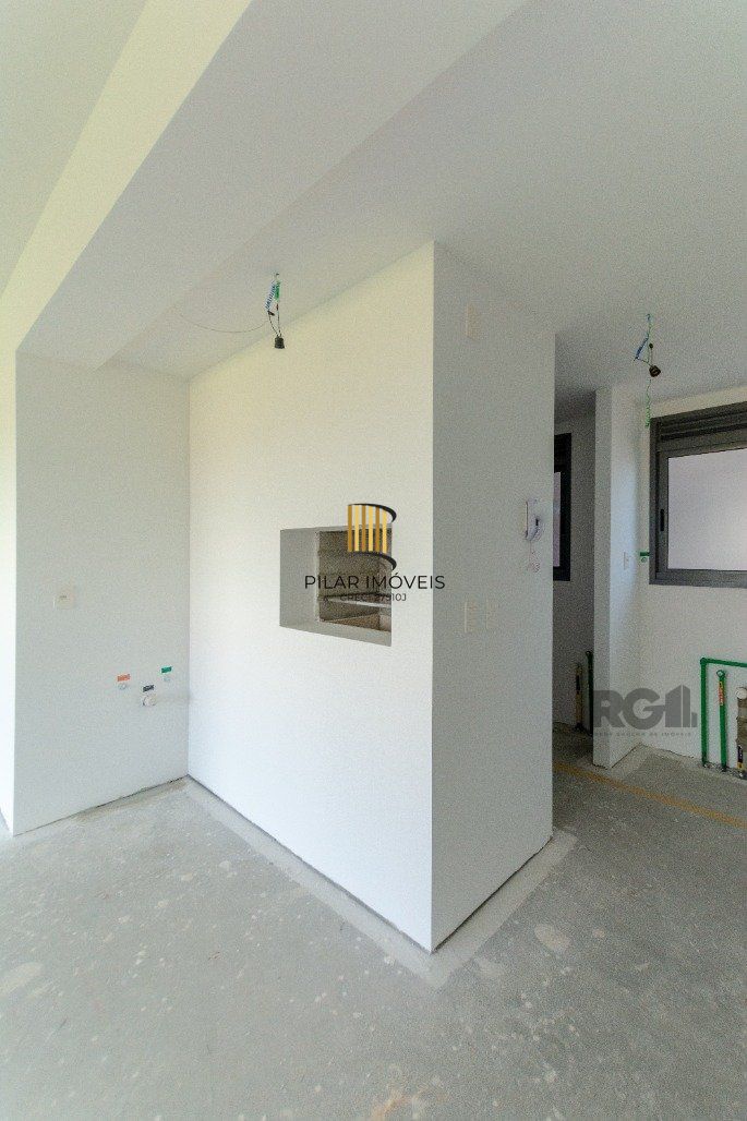 Apto de 3 suítes, andar alto, 115m² privativos com lavabo, cozinha americana e churrasqueira.