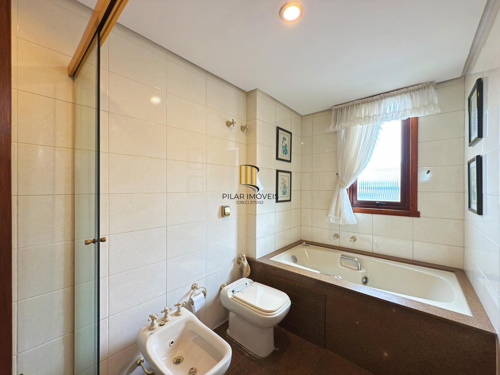 Apartamento com Lareira | Churrasqueira | 3 Suítes | Bairro Petrópolis