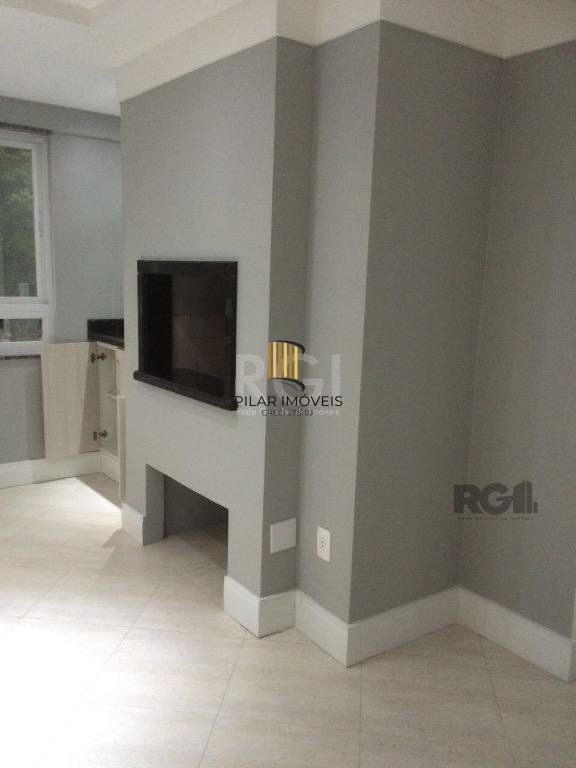 Vende prédio com 3 apartamentos, 9 dormitórios, 3 suíte, 3 salas amplas com churrasqueira, box 6 vaga coberta, 479 m² por R$ 1.200,000,00- São João - Porto Alegre/RS