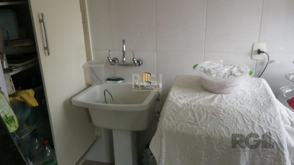 Vende prédio com 3 apartamentos, 9 dormitórios, 3 suíte, 3 salas amplas com churrasqueira, box 6 vaga coberta, 479 m² por R$ 1.200,000,00- São João - Porto Alegre/RS