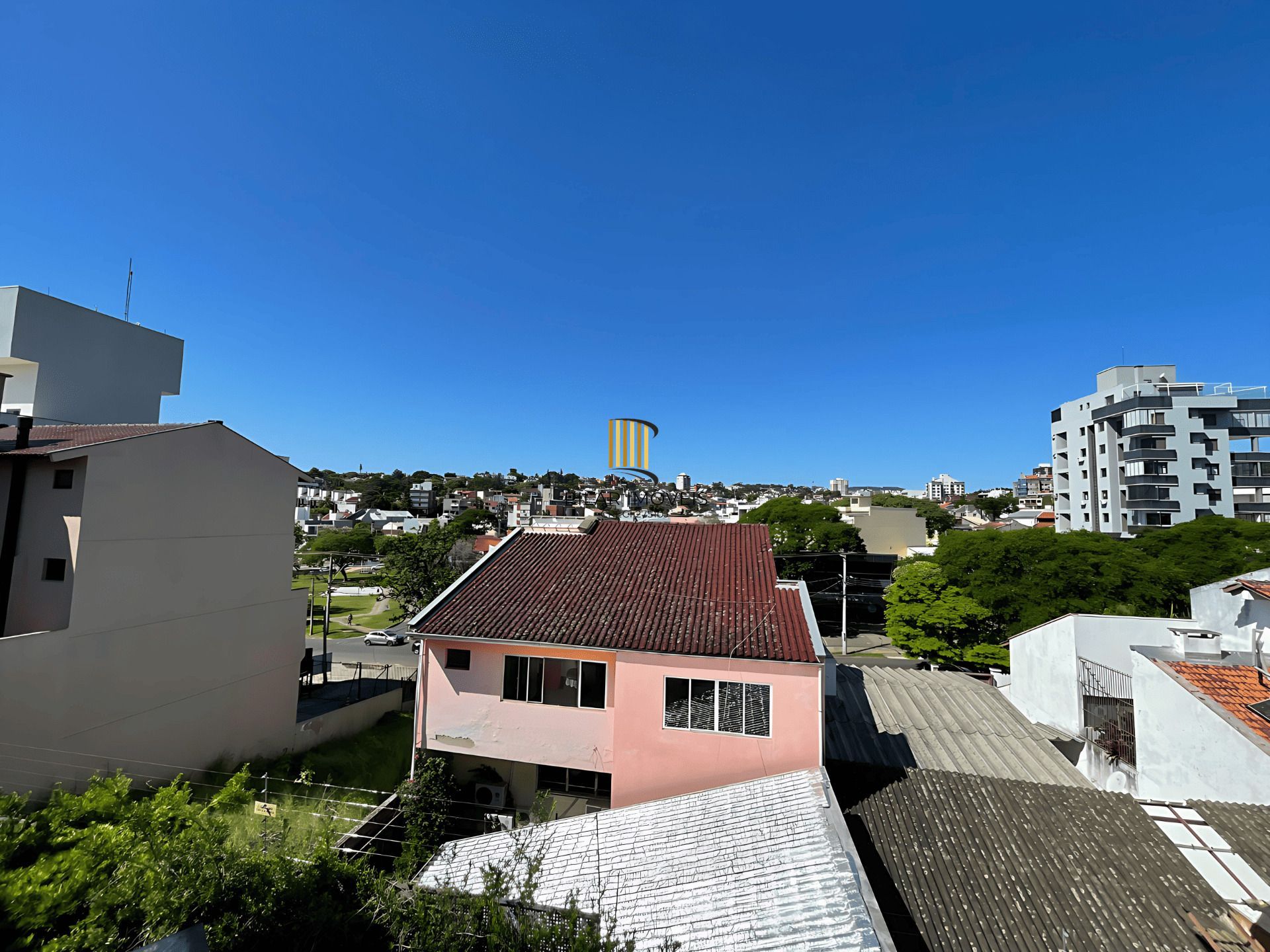 Casa Reformada com Piscina, 370m², 2 Suítes com Closet no Três Figueiras – POA