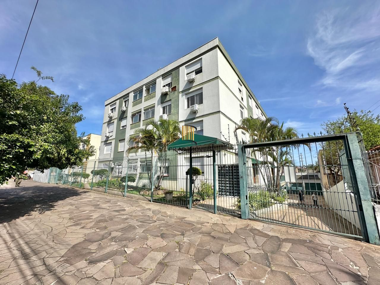 Excelente apartamento à venda no bairro Passo d' Areia com 2 dormitórios.